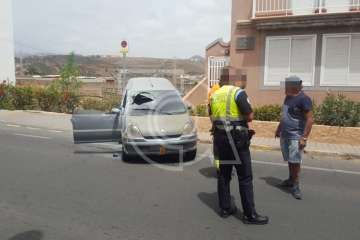 Arde un vehículo de licencia municipal en la carretera de La Pardilla (Foto TA)